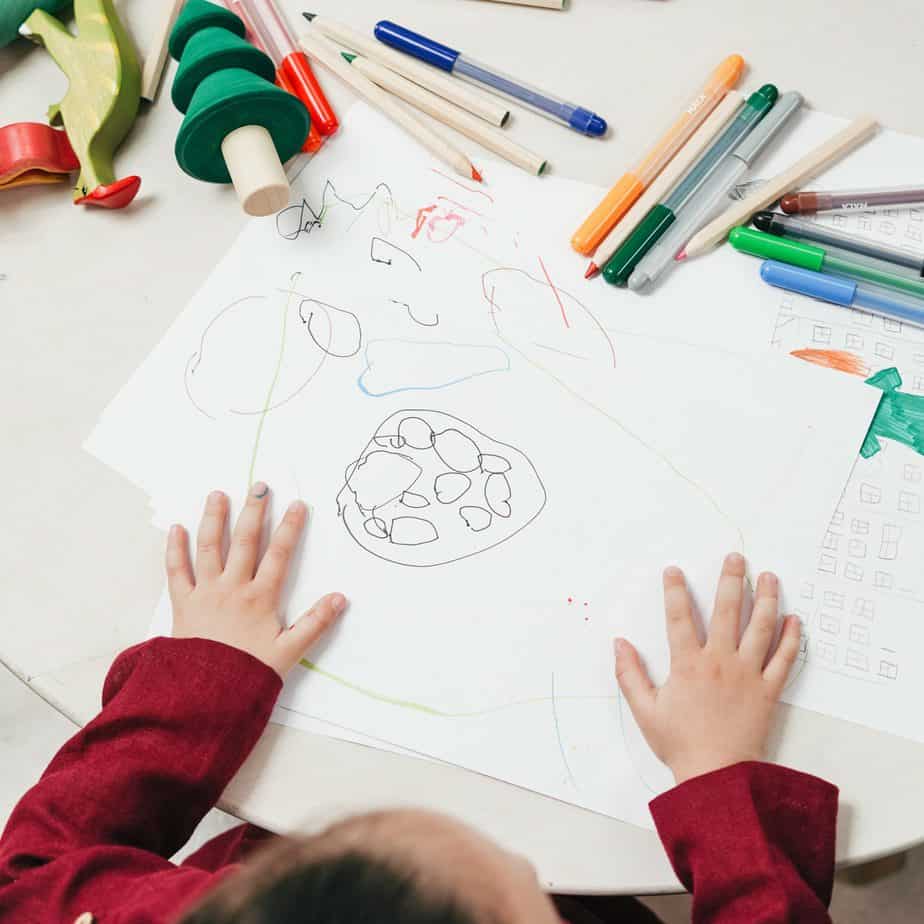 Kleuter is aan het tekenen Nieuwsbericht Corona en hulp voor gezinnen en kinderen