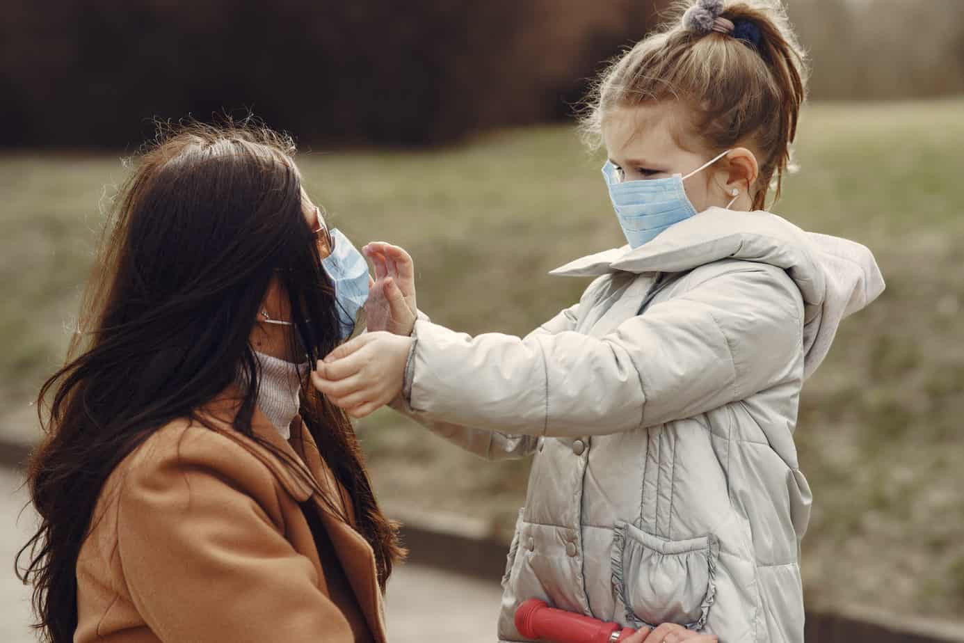 Moeder en kind met masker Nieuwsbericht Wat vertel je kinderen over corona?
