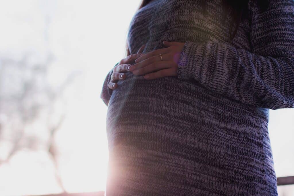 Zwangere vrouw toont buik