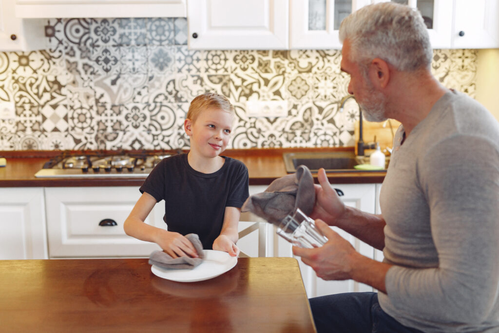 Vader praat met kind in keuken
